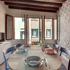 https://rugabella-rialto-deluxe.hotelinveneto.com